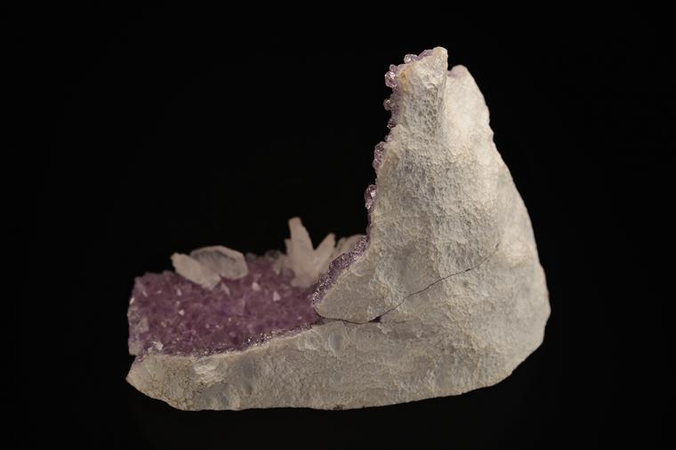 EPISTILBITE on QUARTZ var. Amethyst